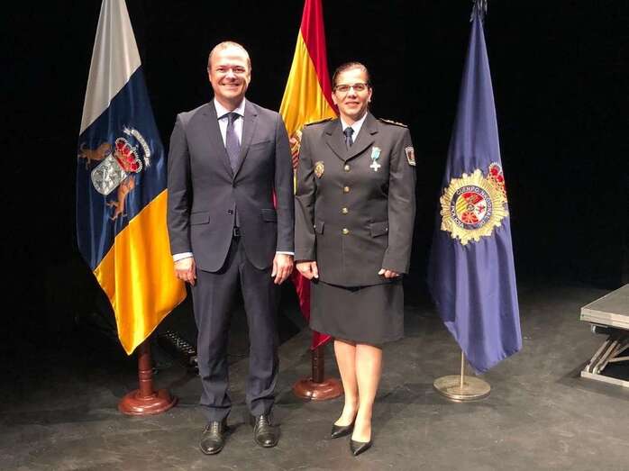 El alcalde capitalino Augusto Hidalgo y la nueva responsable de la Policía Local (Foto TA)